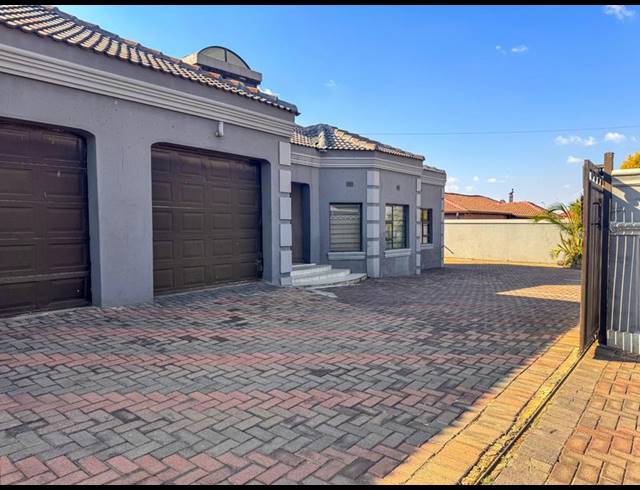 4 BEDROOM HOUSE FOR SALE IN KAGISO